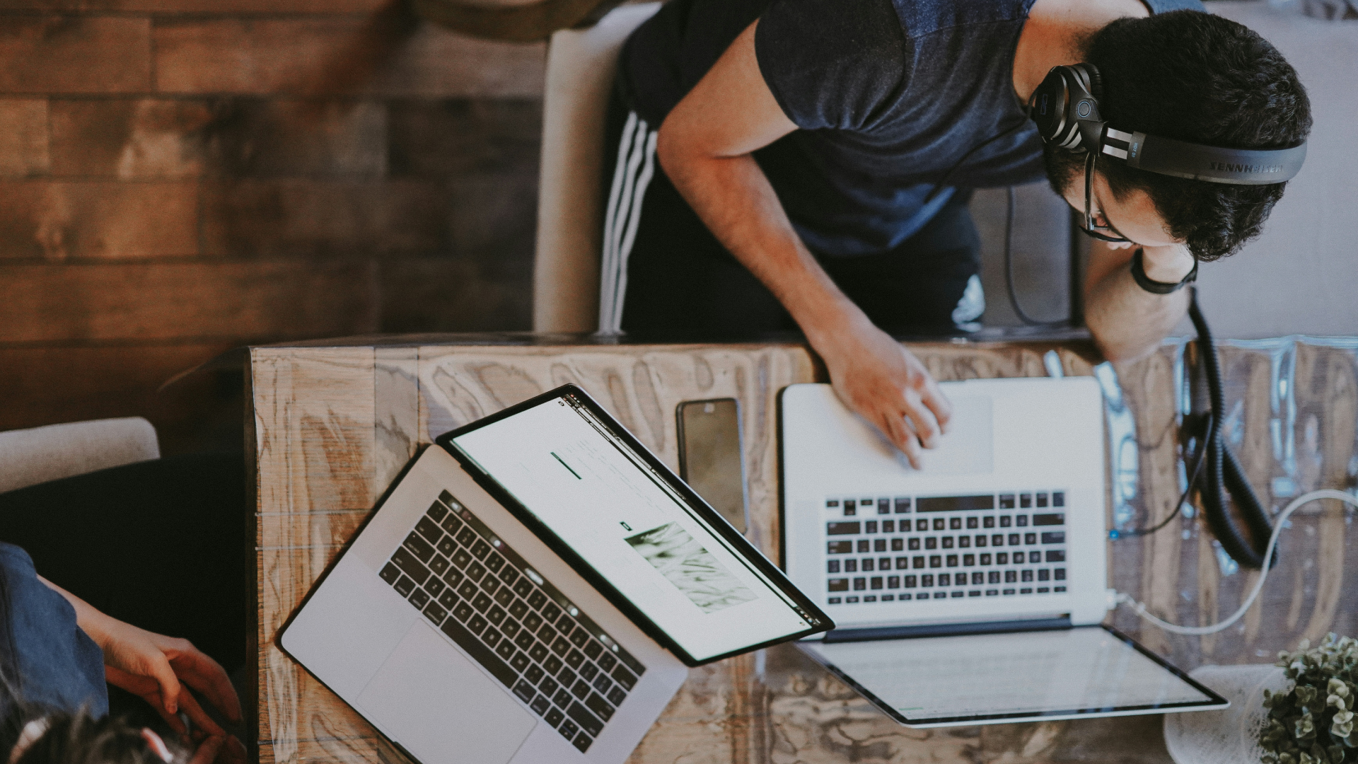 Personnes travaillent sur MacBook